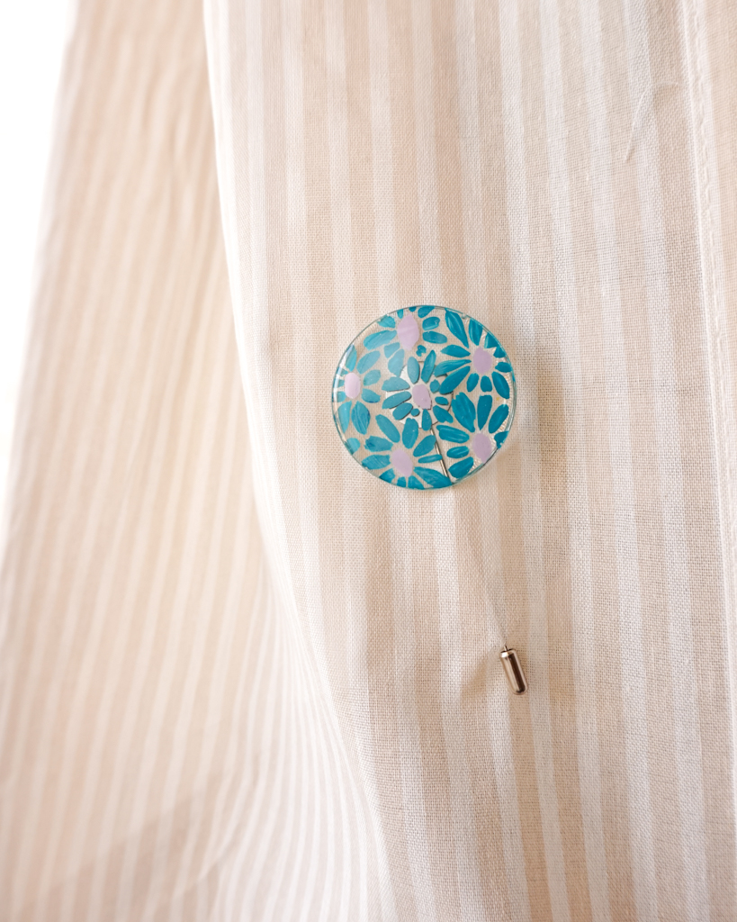 flower power pin blue daisies